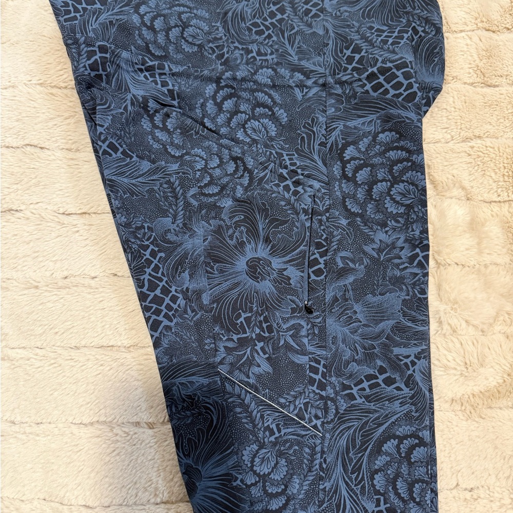 Lululemon 25” Leggings with Pockets - Picture 3 of 5